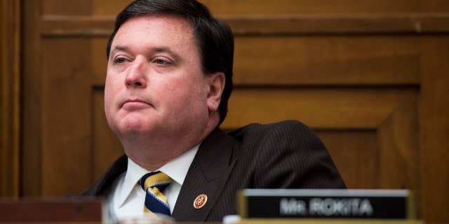 Dan-Rep.  Todd Rokita, R-Ind., Luistert tijdens de hoorzitting van het House Education and the Workforce Committee "Staat van Amerikaanse scholen en werkplekken: meer kansen op Amerikaanse scholen en werkplekken" op woensdag 4 februari 2015. 