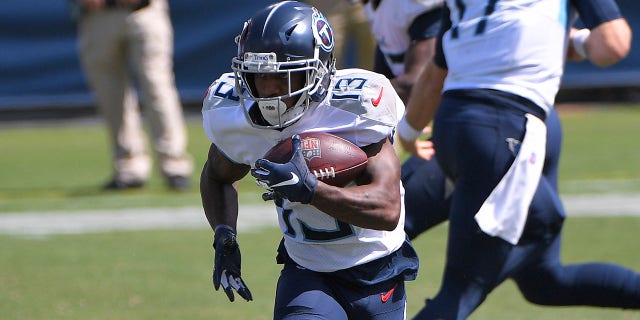 El receptor abierto de los Tennessee Titans, Cameron Batson, corre con el balón en el Nissan Stadium el 20 de septiembre de 2020 en Nashville.