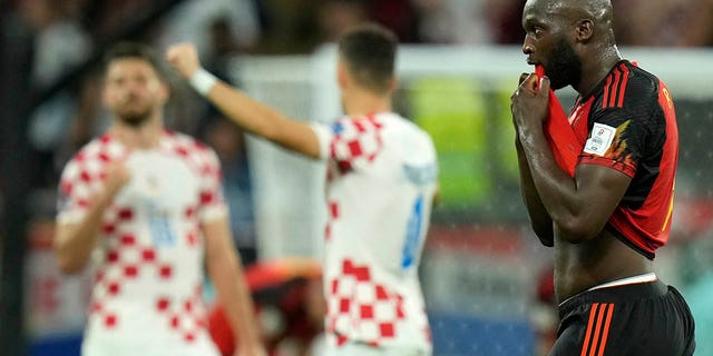 Romelu Lukaku de Bélgica reacciona al final del partido del Grupo F de la Copa Mundial contra Croacia en Al Rayyan, Qatar, el jueves 1 de diciembre de 2022.