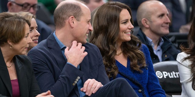 El príncipe William y Kate Middleton ven el partido entre Boston Celtics y Miami Heat en el TD Garden el 30 de noviembre de 2022 en Boston.