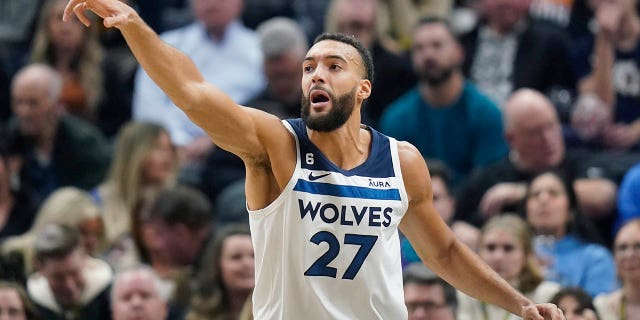 El centro de los Minnesota Timberwolves, Rudy Gobert, juega a la defensiva durante la primera mitad del partido del equipo contra los Utah Jazz el 9 de diciembre de 2022 en Salt Lake City.