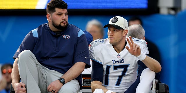 Ryan Tannehill, de los Tennessee Titans, sale del campo lesionado durante la primera mitad de un partido contra Los Angeles Chargers en el SoFi Stadium de Inglewood, California, el 18 de diciembre de 2022.