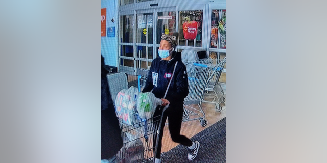 La mujer sospechosa que supuestamente engañó a un cajero de Walmart para que robara mercadería y tarjetas de regalo.