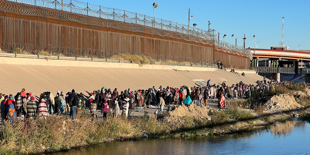 Více než tisíc imigrantů čeká na vstup do Spojených států z mexického Juarezu.