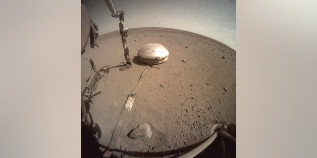 NASA „Insight“ nusileidimo įrenginio seismometras su kupolu išmatavo didžiausią Marso žemės drebėjimą.