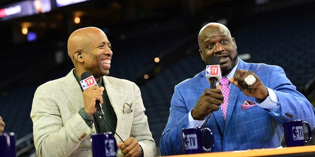 U-Kenny Smith no-Shaquille O'Neal banikeza ukuphawula ngaphambi komdlalo phakathi kwe-Toronto Raptors ne-Golden State Warriors ku-Game Three of the NBA Finals ngoJuni 5, 2019 e-ORACLE Arena e-Oakland, California.