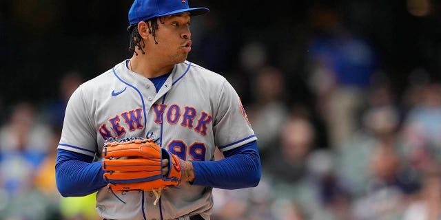 U-Taijuan Walker, #99 we-New York Mets, uphonsa ithawula ngokumelene ne-Milwaukee Brewers ku-inning yokuqala phakathi nomdlalo e-American Family Field ngoSepthemba 21, 2022 eMilwaukee.