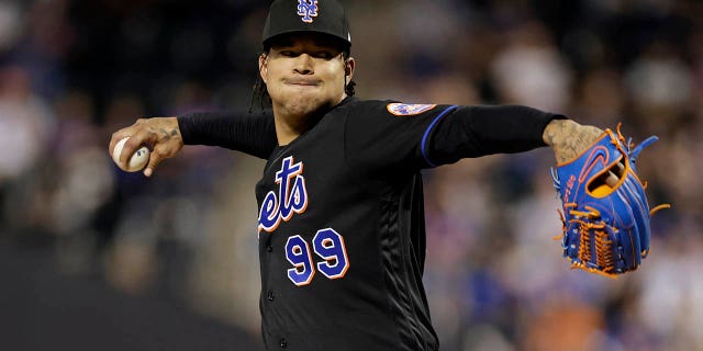 U-Taijuan Walker, #99 we-New York Mets, udlala i-inning yesithathu bebhekene ne-Pittsburgh Pirates e-Citi Field ngoSepthemba 16, 2022 endaweni yaseQueens eNew York City.