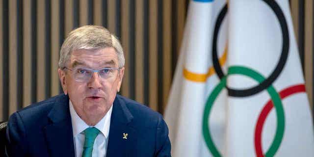 Comité Olímpico Internacional, el presidente del COI, Thomas Bach, asiste a la apertura de la reunión de la Junta Ejecutiva en la Casa Olímpica en Lausana, Suiza, el 5 de diciembre de 2022.