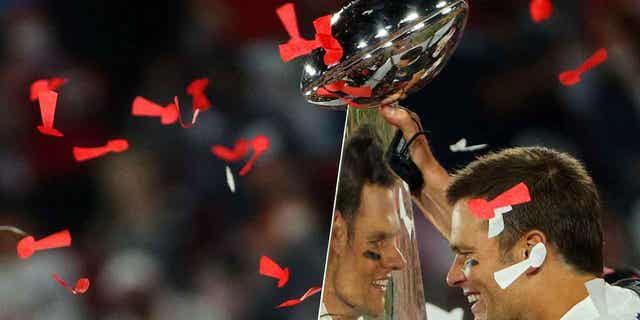 Brady hat sieben Mal die Lombardi Trophy gewonnen und hat mehr Super-Bowl-Siege als jeder Quarterback, der jemals Football gespielt hat.