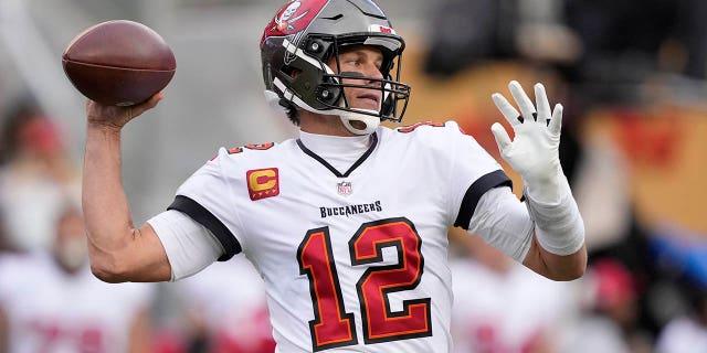 Tampa Bay Buccaneers quarterback Tom Brady probeert een pass tegen de San Francisco 49ers tijdens de eerste helft van een NFL-wedstrijd in Levi's Stadium in Santa Clara, Californië, op 11 december 2022.