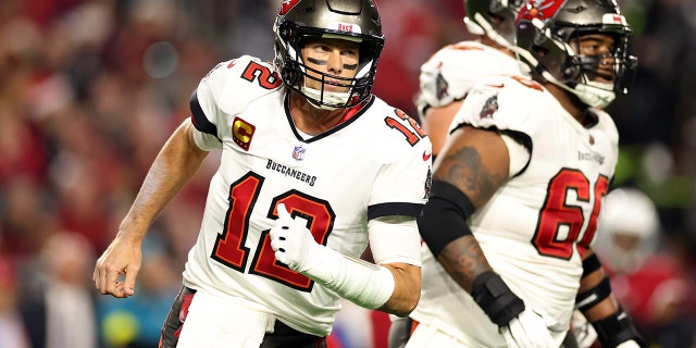 Tom Brady (12) de los Tampa Bay Buccaneers reacciona después de una pérdida de balón durante el primer cuarto de un partido contra los Arizona Cardinals en el State Farm Stadium el 25 de diciembre de 2022 en Glendale, Arizona. 