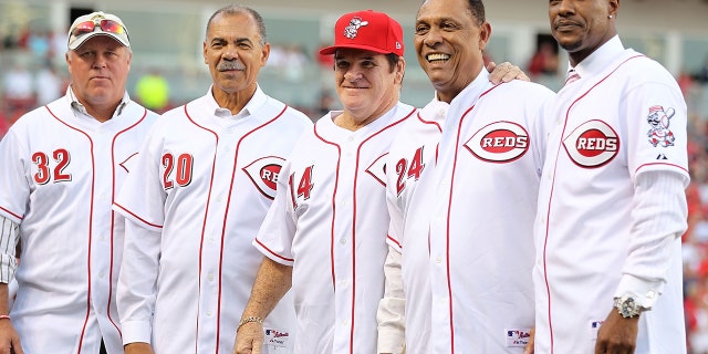 Tom Browning, Cesar Geronimo, Pete Rose, Tony Perez und Eric Davis nehmen am 11. September 2010 im Great American Ball Park in Cincinnati, Ohio, an der Feier zum 25. Jahrestag von Rose teil, die mit 4.192 den Rekord brach. 