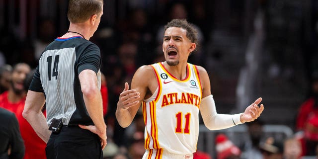 Hawks' AJ Griffin delivers buzzer-beater with 0.5 seconds to stun Bulls 3 Atlanta Hawks guard Trae Young (11) yells at referee Ed Malloy during the second half, Sunday, Dec. 11, 2022, in Atlanta.