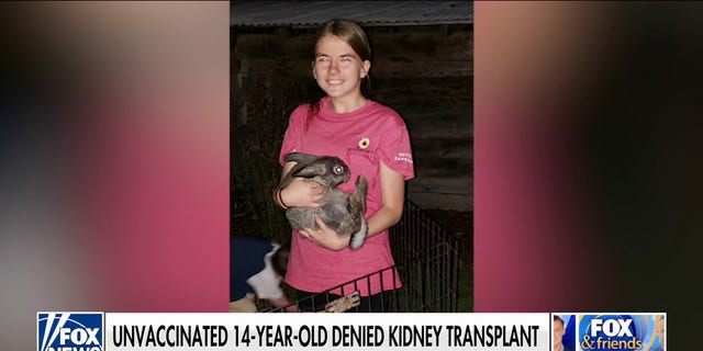 14세 소녀 줄리아 힉스(Julia Hicks)는 코로나19 예방 접종을 받지 않았기 때문에 신장 이식을 거부당했습니다.
