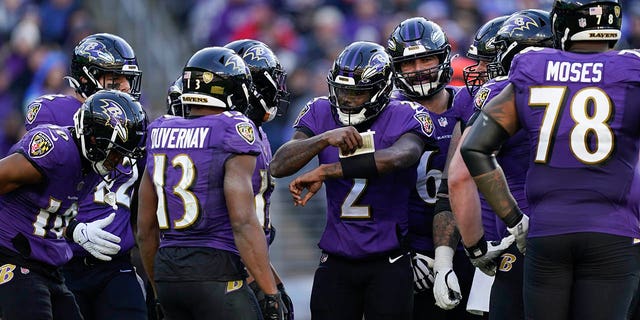 Baltimore Ravens players listen to Baltimore Ravens quarterback Tyler Huntley (2) in the second half of an NFL football game against the Denver Broncos, Sunday, Dec. 4, 2022, in Baltimore.
