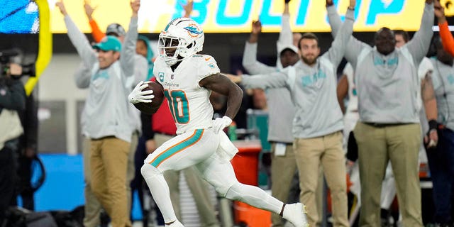 Dolphins' Tyreek Hill scores touchdown on chaotic fumble recovery vs ...