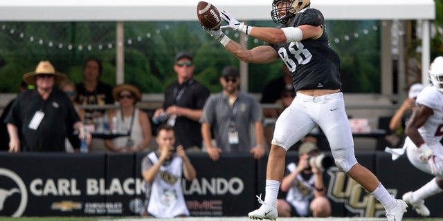 UCF Knights tight end Jake Hescock (88) catches a pass during the second quarter against the Stanford Cardinal at Spectrum Stadium in Orlando, Fla., Sept. 14, 2019.