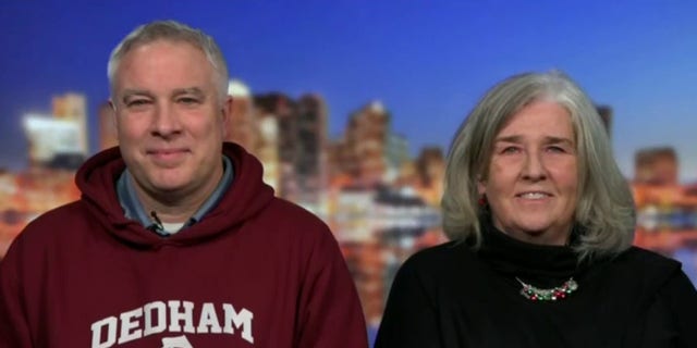 Marianne Martin (à droite) et Jason Brogan (à gauche) parlent de la débâcle de Noël. 