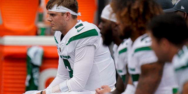 El mariscal de campo de los New York Jets, Zach Wilson, se sienta en la banca durante la primera mitad de un partido de fútbol americano de la NFL contra los Tennessee Titans, el domingo 3 de octubre de 2021, en East Rutherford.