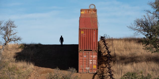 Dic. Container di spedizione e barriere per veicoli costeggiano il confine tra Stati Uniti e Messico al Coronado National Memorial nella contea di Cochise, in Arizona, l'11 novembre 2022.