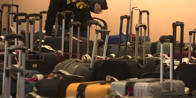Miles de maletas se acumulan en reclamos de equipaje del aeropuerto después de retrasos de Navidad