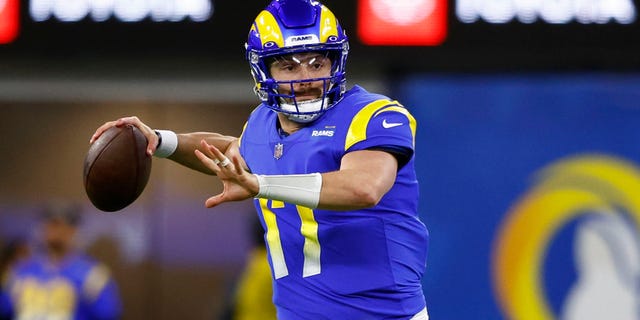 Baker Mayfield #17 van de Los Angeles Rams passt de bal tegen de Las Vegas Raiders tijdens het eerste kwart in het Sophie Stadium op 8 december 2022 in Inglewood, Californië.