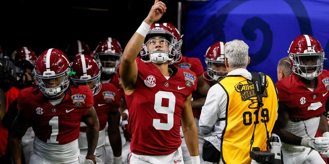 El mariscal de campo de Alabama, Bryce Young (9), lleva al equipo al campo antes del comienzo del partido de fútbol americano universitario NCAA Sugar Bowl contra Kansas State el sábado, 31 de diciembre de 2022 en Nueva Orleans.