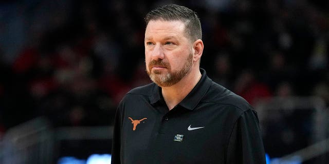 El entrenador en jefe de los Texas Longhorns, Chris Beard, observa desde la banca la primera mitad de un juego contra los Virginia Tech Hokies en la primera ronda del Torneo de baloncesto masculino de la NCAA 2022 en el Fiserv Forum el 18 de marzo de 2022 en Milwaukee. 