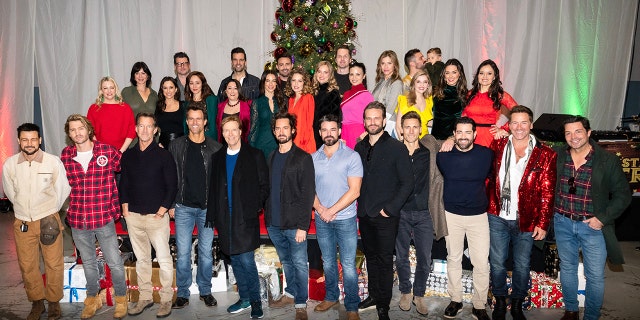 That’s4Entertainment hosted their 3rd annual Christmas Con at the New Jersey Expo Center. The festivities were hosted by Jonathan Bennet and included headliner Lacey Chabert.