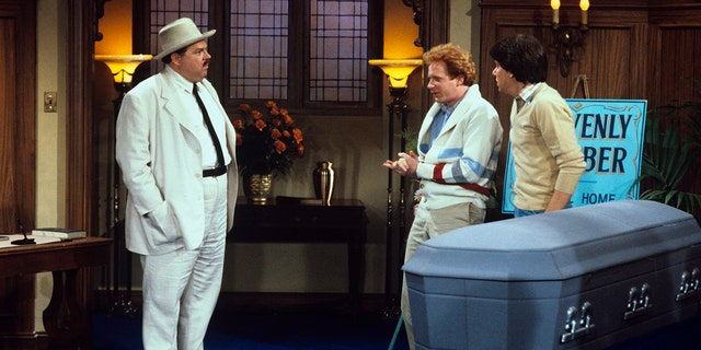 Cliff Emmich también interpretó a un falsificador "el hombre de los dulces" en dos partes "días felices" episodio titulado "funeral de fonzi" en 1979.