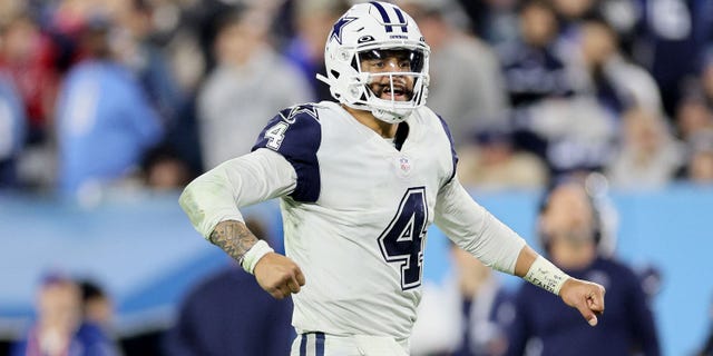 El #4 Dak Prescott de los Dallas Cowboys celebra un touchdown anotado por el #86 Dalton Schultz contra los Tennessee Titans en el último cuarto del partido en el Nissan Stadium el 29 de diciembre de 2022 en Nashville, Tennessee.