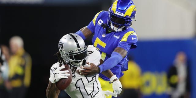 Davante Adams #17 de Las Vegas Raiders hace una recepción contra Jalen Ramsey #5 de Los Angeles Rams durante el primer cuarto en el SoFi Stadium el 8 de diciembre de 2022 en Inglewood, California.