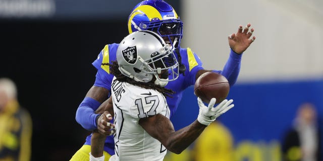 Davante Adams #17 van de Las Vegas Raiders houdt een receptie tegen Jalen Ramsey #5 van de Los Angeles Rams tijdens het eerste kwartaal in SoFi Stadium op 8 december 2022 in Inglewood, Californië.