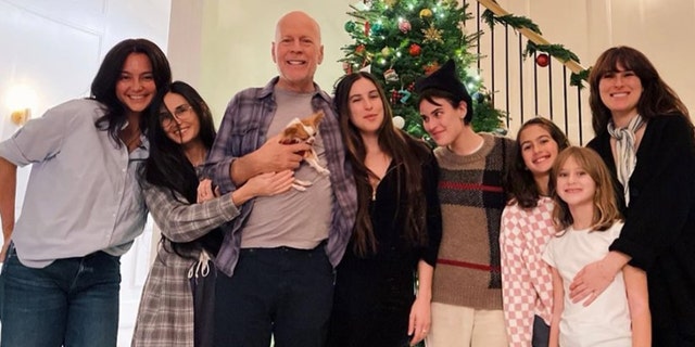 في 13 ديسمبر ، شاركت زوجة الممثل السابقة ديمي مور <u></noscript> family photo </ u> She is pictured with Bruce, Emma, ​​and their children</source></source></picture></div>
<div class=