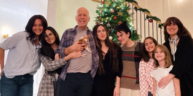 في 13 ديسمبر ، شاركت زوجة الممثل السابقة ديمي مور <u></noscript> foto de familia </ u> Ella es fotografiada con Bruce, Emma y sus hijos.</source></source></picture></div>
<div class=