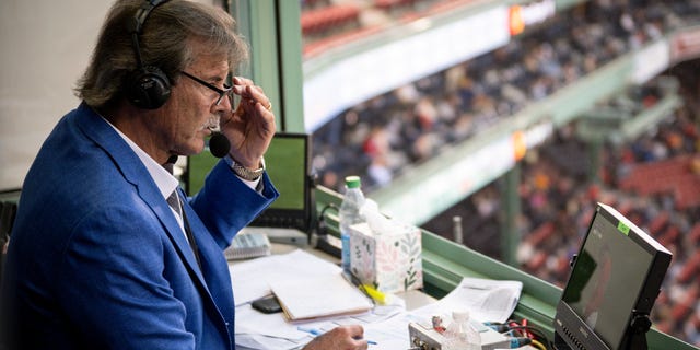 El comentarista de New England Sports Network, Dennis Eckersley, reacciona mientras se reproduce un video tributo durante su transmisión final antes de su retiro durante un juego entre los Tampa Bays Rays y los Boston Red Sox el 5 de octubre de 2022 en el Fenway Park de Boston.