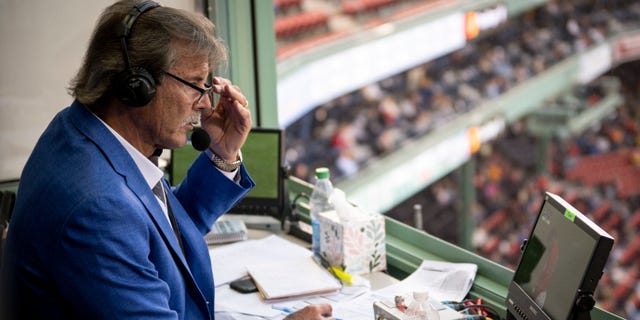 El comentarista de New England Sports Network, Dennis Eckersley, reacciona mientras se reproduce un video tributo durante su transmisión final antes de su retiro durante un juego entre los Tampa Bays Rays y los Boston Red Sox el 5 de octubre de 2022 en el Fenway Park de Boston.