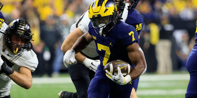 Donovan Edwards # 7 do Michigan Wolverines corre a bola durante o primeiro tempo no jogo do Big Ten Championship contra o Purdue Boilermakers no Lucas Oil Stadium em 03 de dezembro de 2022 em Indianápolis, Indiana.