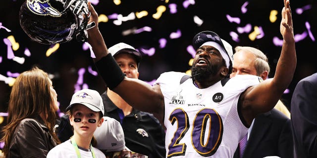 Ed Reed #20 de los Baltimore Ravens celebra después de la victoria de los Ravens 34-31 sobre los San Francisco 49ers en el Super Bowl XLVII en el Mercedes-Benz Superdome el 3 de febrero de 2013 en Nueva Orleans, Luisiana.  