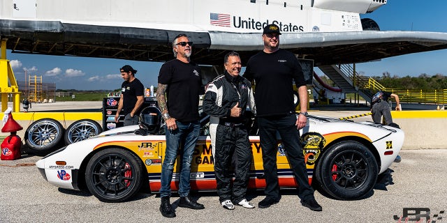 El propietario de Gas Monkey Garage, Richard Rawlings (izquierda), patrocina a Johnny Bohmer (centro) y el proyecto BADD GT.