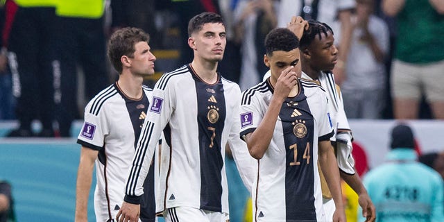LR: Die Deutschen Thomas Müller, Kai Havarts, Jamal Musiala und Armel Bella-Gotsop reagieren unglücklich nach einem Spiel. 