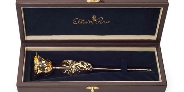 Show your everlasting love for someone this season with the 24-harat gold Eternity Rose.