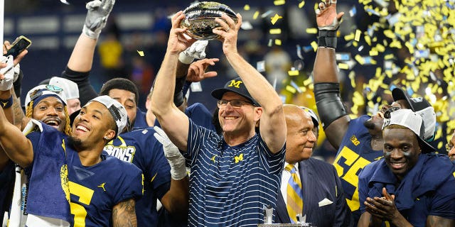 El entrenador en jefe de los Michigan Wolverines, Jim Harbaugh, celebra después del juego de campeonato Big 10 contra los Purdue Boilermakers el 3 de diciembre de 2022, en el Lucas Oil Stadium en Indianápolis. 