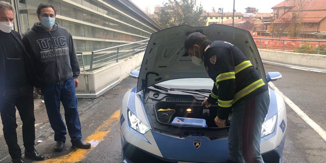 Italian police deliver a kidney transported to the hospital in a Lamborghini Huracán. 