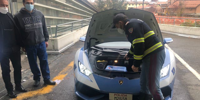 Italian police deliver a kidney transported to the hospital in a Lamborghini Huracán. 