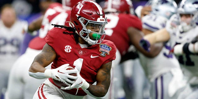 El corredor de Alabama, Jahmyr Gibbs (1), lleva el balón contra Kansas State durante la primera mitad del partido de fútbol americano universitario NCAA Sugar Bowl el sábado, 31 de diciembre de 2022 en Nueva Orleans. 