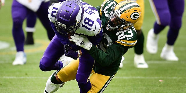 Justin Jefferson de los Minnesota Vikings es abordado por Jaire Alexander de los Green Bay Packers durante el segundo cuarto de un juego en Lambeau Field en Green Bay, Wisconsin el 1 de noviembre de 2020.