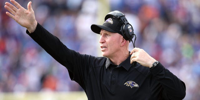 L'entraîneur-chef adjoint Jerry Rosburg des Ravens de Baltimore fait des gestes depuis la ligne de touche lors d'un match de la NFL contre les Bills de Buffalo au Ralph Wilson Stadium le 29 septembre 2013 à Orchard Park, New York.