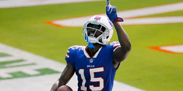 John Brown de los Buffalo Bills celebra después de un touchdown de 46 yardas contra los Miami Dolphins durante el último cuarto en el Hard Rock Stadium el 20 de septiembre de 2020 en Miami Gardens, Florida.